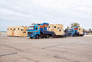 Transport von Holzkisten im Convoy