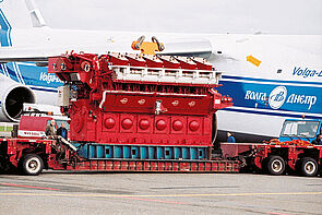 Verpackung einer großen Maschine in ein Flugzeug