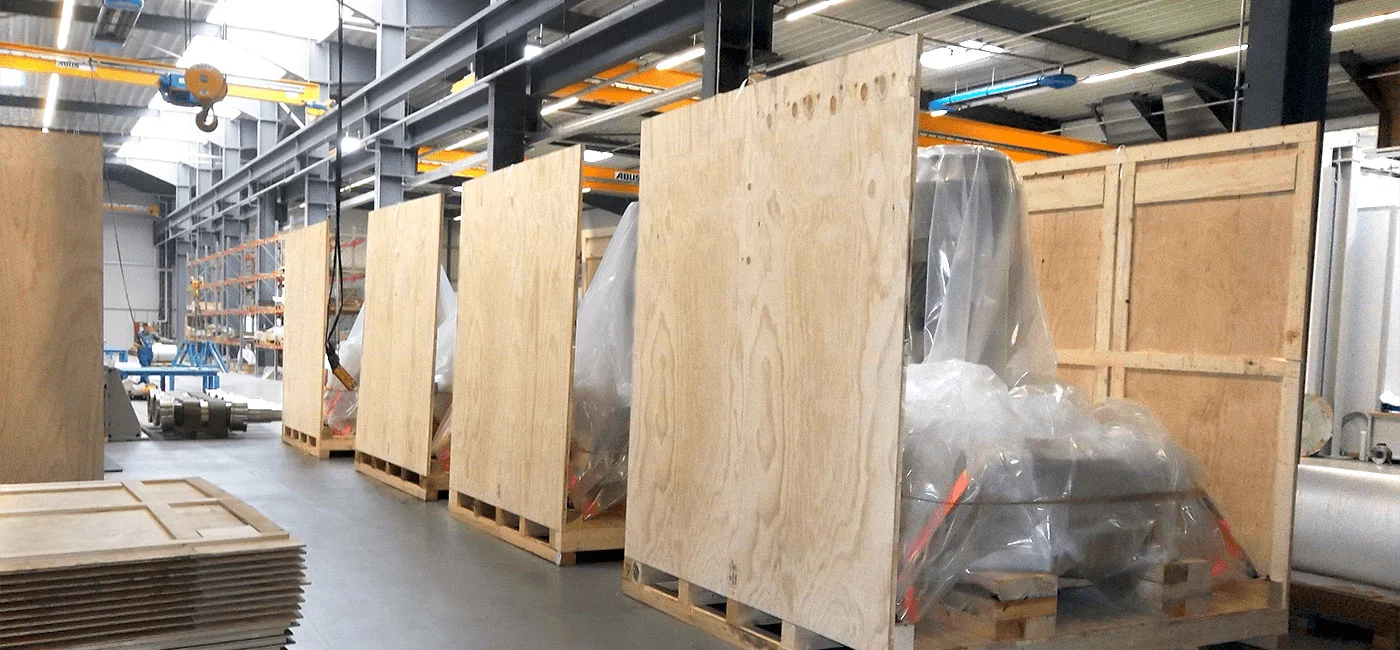 Hier zeigen wir den Verpackungsprozess für schwere Lasten und Maschinen