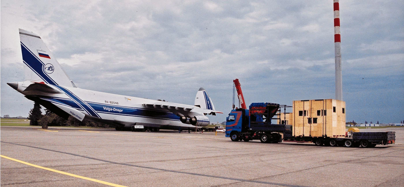 Flugzeug Abflug mit Luftfrachtverpackung