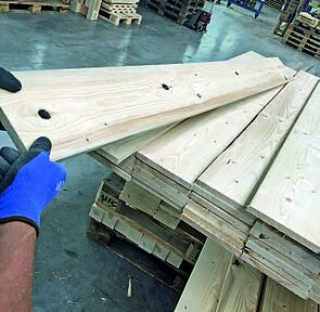 Prüfung und Sortierung der Holzqualität