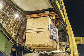 Aufwändig verpacktes Stückgut wird für den Transport im Flugzeug verladen